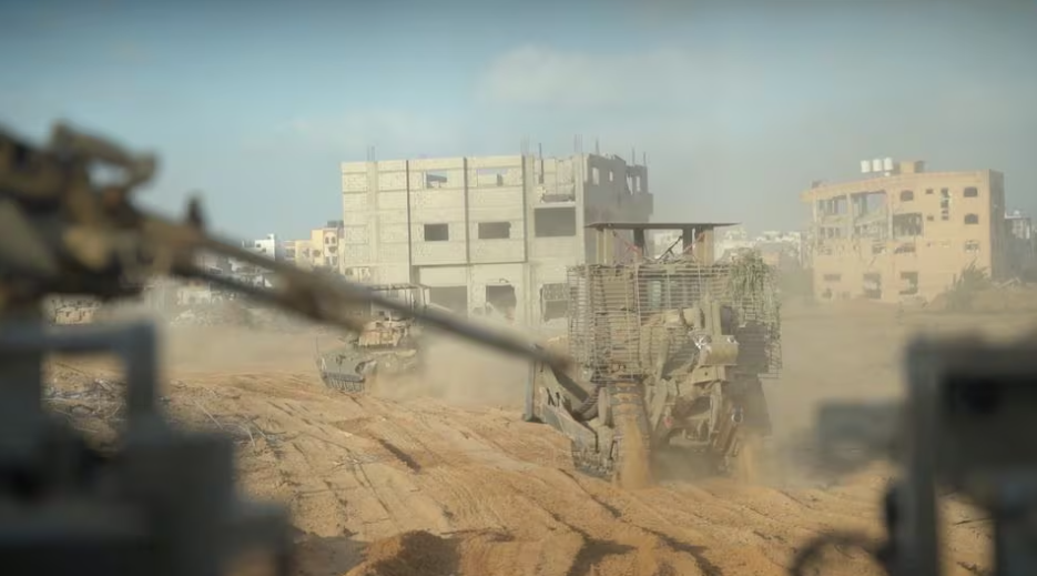 Kendaraan militer Israel beroperasi di tengah apa yang dikatakan tentara Israel sebagai operasi darat yang sedang berlangsung melawan kelompok Islam Palestina Hamas, di lokasi yang disebutkan sebagai Gaza, dalam tangkapan layar dari video selebaran yang dirilis pada 14 November 2023. Israel Angkatan Pertahanan/Handout melalui REUTERS Memperoleh Hak Lisensi