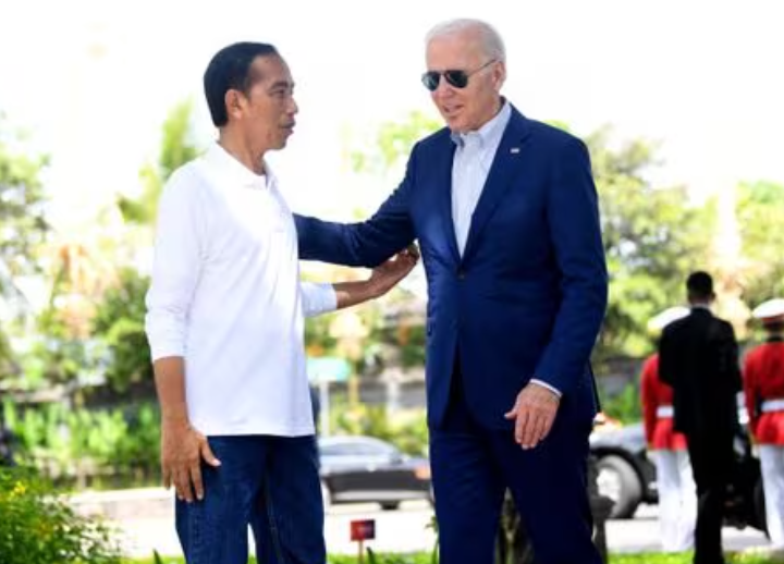 Presiden RI Joko Widodo menyambut kedatangan Presiden Amerika Serikat Joe Biden saat mengunjungi lokasi pembibitan dan perkebunan mangrove pada hari kedua acara KTT G20 Indonesia di Taman Hutan Raya Ngurah Rai, Denpasar, Bali, Indonesia, 16 November 2022 .Aditya Pradana Putra/Indonesia G20 Media... Memperoleh Hak Lisens
