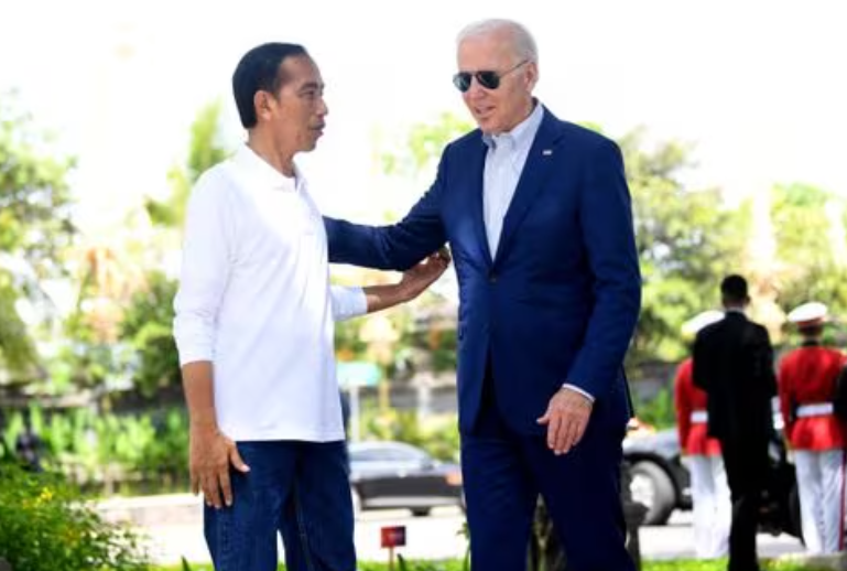 Presiden RI Joko Widodo menyambut kedatangan Presiden Amerika Serikat Joe Biden saat mengunjungi lokasi pembibitan dan perkebunan mangrove pada hari kedua acara KTT G20 Indonesia di Taman Hutan Raya Ngurah Rai, Denpasar, Bali, Indonesia, 16 November 2022 .Aditya Pradana Putra/Indonesia G20 Media... Memperoleh Hak Lisens