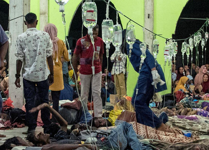 Pengungsi Rohingya menerima perawatan medis di tempat penampungan sementara di Pidie, provinsi Aceh, Indonesia, 26 Desember 2022, dalam foto yang diambil oleh Antara Foto. Antara Foto/Joni Saputra/via REUTERS/File Foto Memperoleh Hak Lisensi