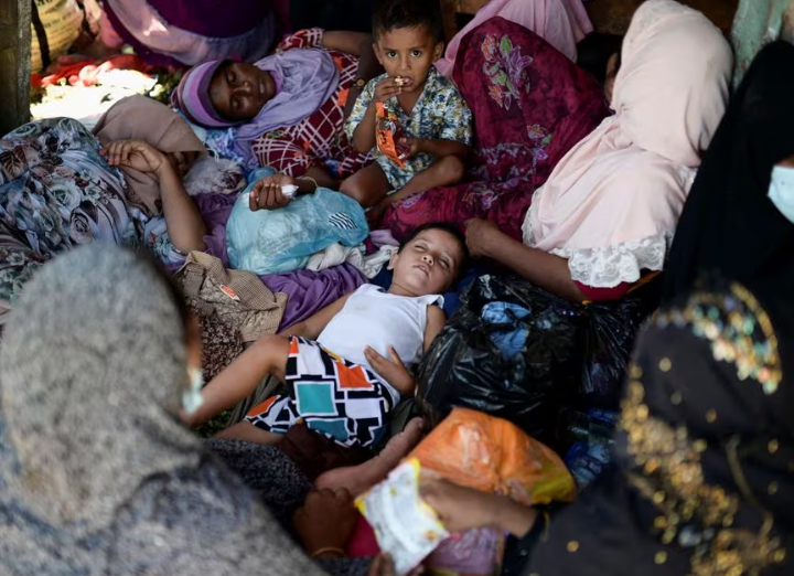 Wanita dan anak Muslim Rohingya beristirahat, setibanya di desa Kulee, Kabupaten Pidie, provinsi Aceh, Indonesia, 19 November 2023. REUTERS/Riska Munawarah Memperoleh Hak Perizinan