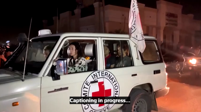Para sandera dipindahkan keluar dari Gaza dan diserahkan kepada pihak berwenang Mesir di perbatasan Rafah, didampingi oleh delapan anggota staf Komite Palang Merah Internasional (ICRC). REUTERS