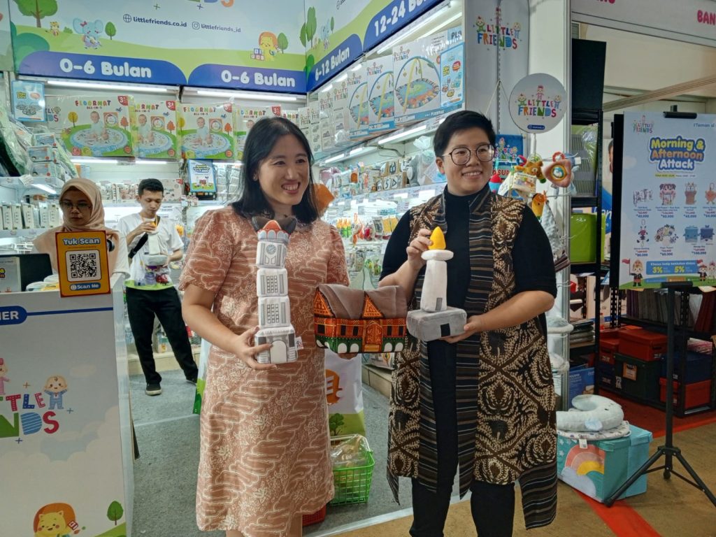 Sylviana Chief Marketing Officer (kiri) dan Naomi Chief Operating Officer (kanan) Little Friends saat peluncuran mainan edukatif Indonesia Series di IMOBY Expo, Semarang 2/8/2024. (Selly).