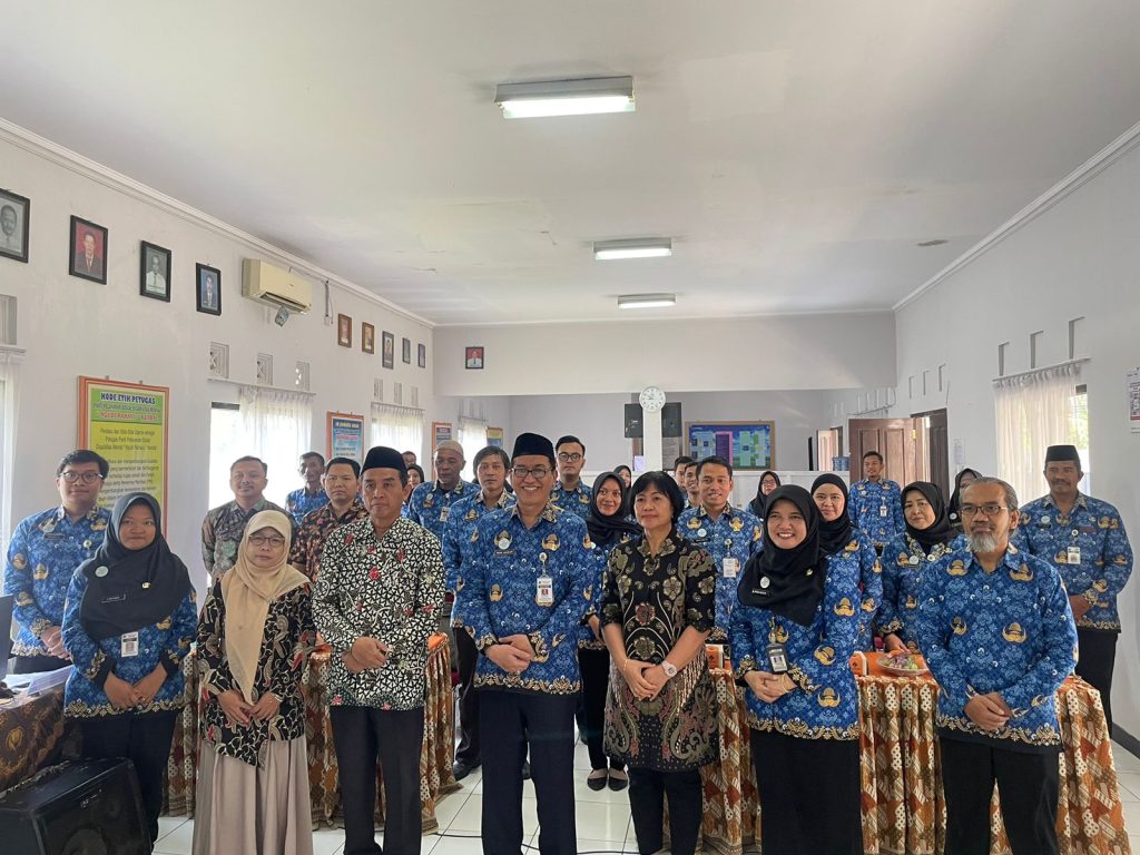 Kepala Dinas Sosial Provinsi Jateng, Imam Maskur (Ke empat dari kanan) bersama sejumlah narasumber dan pegawai PPSDM Ngudi Rahayu usai pembukaan kegiatan pelatihan, Kendal 17/10/2024. (Selly).