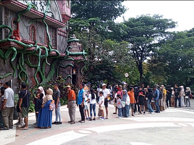 Pengunjung Saloka Theme Park