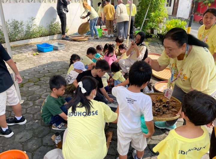 Sejumlah anak sedang mencuci sampah