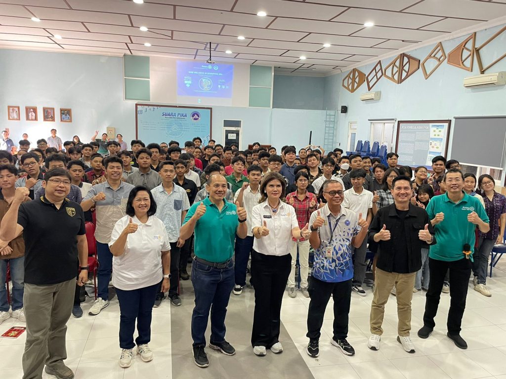 PDG Cindy Bachtiar (ke empat dari kiri bersama President RC Of Semarang Soegijapranata Budi Hartono (ketiga dari kiri) dan Kepala SMK PIKA Bruder F.X. Marsono (ketiga dari kanan) berfoto bersama sejumlah member Rotary, alumni, dan peserta pelatihan. Semarang 7/6/2025. (Selly).