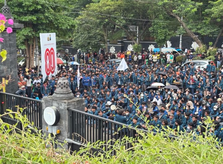 Mahasiswa UNDIP di depan Mapolda Jateng