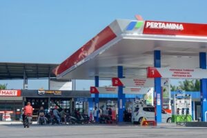 SPBU Pertamina dengan petugas, tampilan umum. Sumber: Homecare24.id