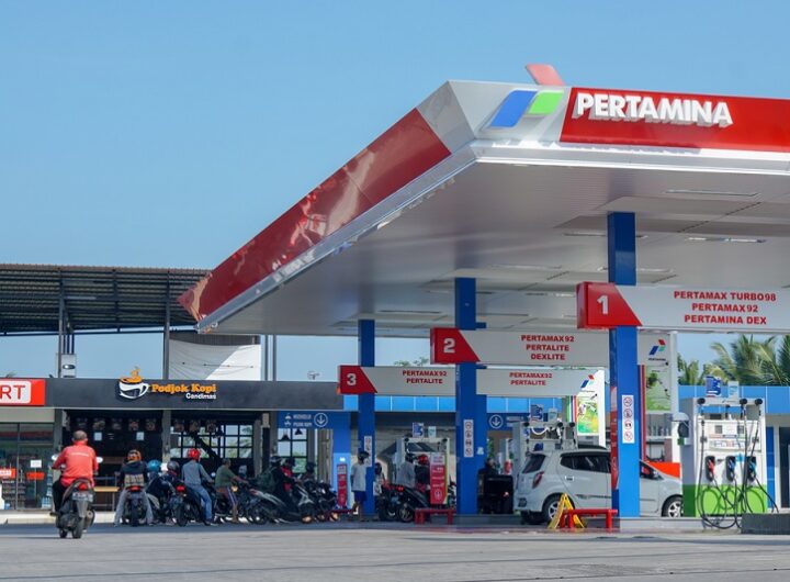 SPBU Pertamina dengan petugas, tampilan umum. Sumber: Homecare24.id