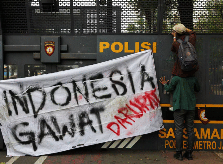 Seorang mahasiswa membakar ban dan barang-barang lainnya di dekat barikade polisi dalam aksi protes pada peringatan satu tahun pemerintahan Presiden Prabowo, yang mengkritik kebijakan pemerintah termasuk program makanan gratis, di Jakarta, Indonesia, 20 Oktober 2025. REUTERS/Willy Kurniawan