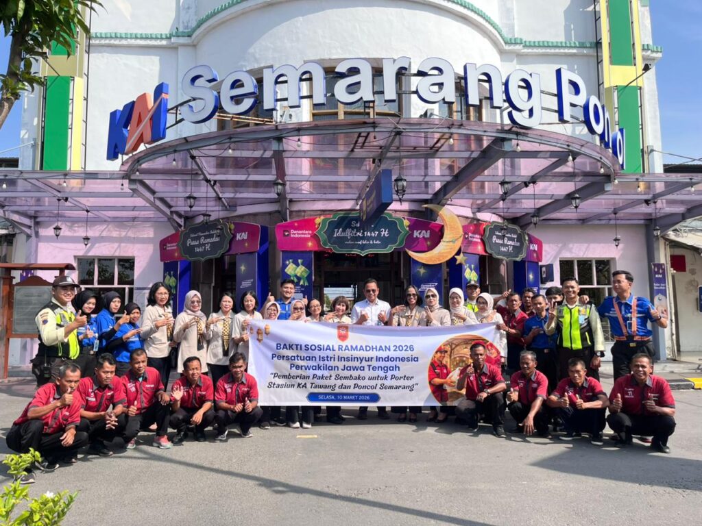 PIII Perwakilan Jawa Tengah membagikan 230 paket sembako kepada porter, petugas kebersihan, dan keamanan di Stasiun Poncol dan Stasiun Tawang Semarang dalam bakti sosial Ramadan