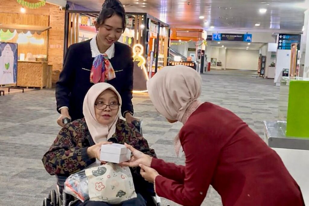 Bandara Jenderal Ahmad Yani Semarang membagikan 3.000 takjil gratis, menghadirkan live music Islami, serta memastikan fasilitas ibadah nyaman selama Ramadan.