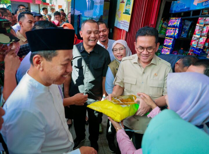 Menteri Perdagangan Budi Santoso bersama Gubernur Jawa Tengah Ahmad Luthfi turun langsung memantau harga dan ketersediaan bahan pokok di Pasar Baru Kudus, Kamis 12/3/2026. (Humas Pemprov).