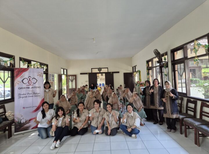 Ketua Gayatri Jateng Mia Soedarso ketiga dari kanan, bersama rekan pengurus dan anggota Gayatri Jateng usai menyerahkan bantusan dalam momen Ramadan Berkah di salah satu Panti Werdha. Semarang, 14/3/2026. (FOTO: Istimewa).