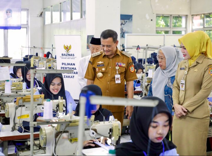 Gubernur Jawa Tengah, Ahmad Luthfi, meninjau langsung pelatihan operator garmen dan alas kaki di BIPTAK, Selasa 26/5/2026. (Humas Pemprov).
