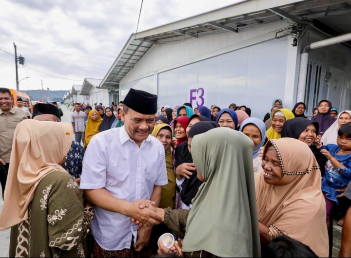 Gubernur Jawa Tengah, Ahmad Luthfi, melaksanakan salat Id bersama warga terdampak bencana tanah gerak Desa Padasari
